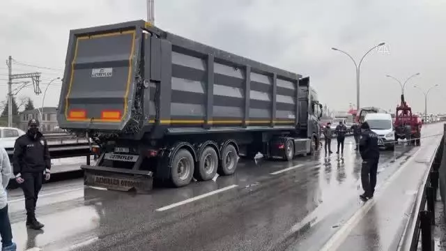 Yoldaki cesede çarpmamak için manevra yapan tıra kamyon çarptı