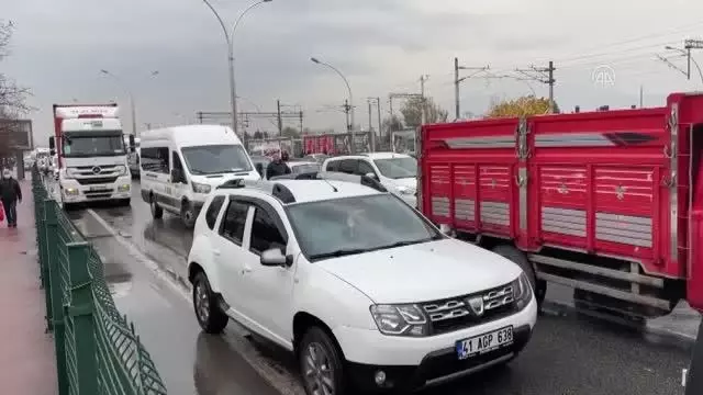 Yoldaki cesede çarpmamak için manevra yapan tıra kamyon çarptı