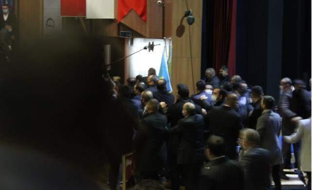 Alparslan Türkeş'i anma etkinliğinde çıkan kavgada iki grup birbirlerine girdi