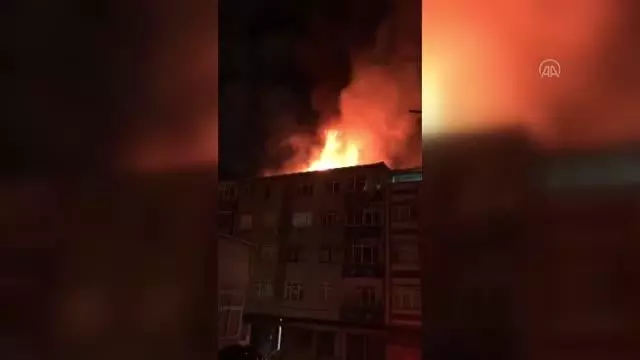 Son dakika haberleri! Bağcılar'da 5 katlı binanın çatısında yangın çıktı