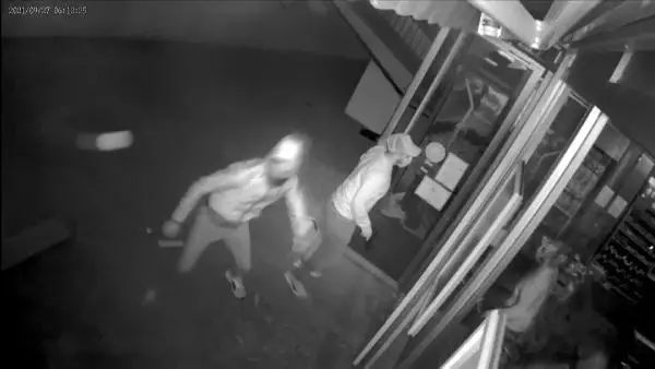 BAKIRKÖY'DE ŞÜPHELİLERİN HIRSIZLIK ANLARI SANİYE SANİYE GÖRÜNTÜLENDİ