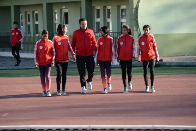 Bingöllü kızların atletizmdeki yeteneği okuldaki başarılarını da artırdı