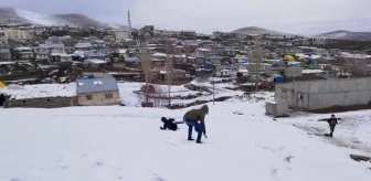 Çocuklar kar topu oynayıp kızakla kayarak eğlendi