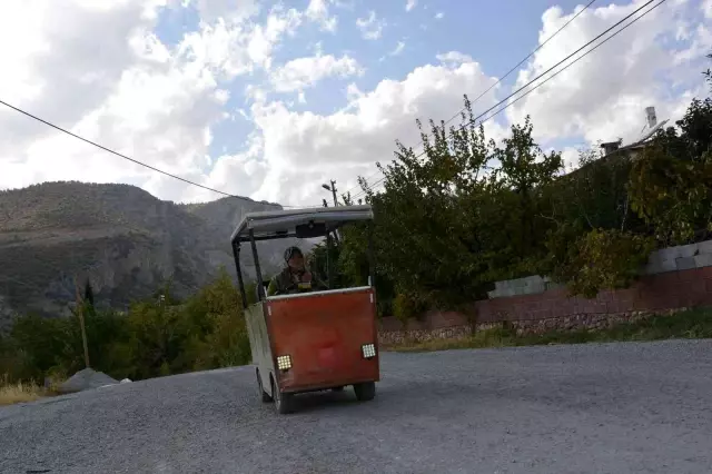 Eşi yolda kalmasın diye akülü arabayı güneş enerjili araca dönüştürdü