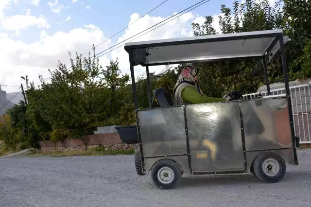 Eşi yolda kalmasın diye akülü arabayı güneş enerjili araca dönüştürdü