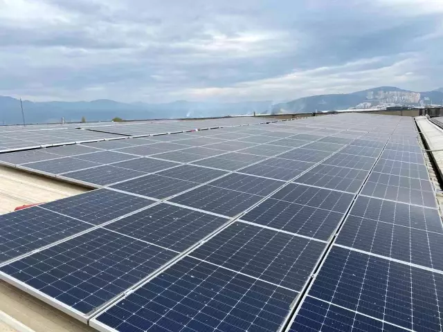Fabrikasına kurduğu güneş panelleriyle yüzde 40 tasarruf etmeye başladı
