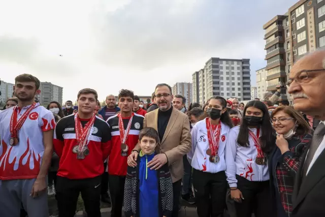 GAZİANTEP - Gençlik ve Spor Bakanı Kasapoğlu, spor tesislerinin toplu açılış töreninde konuştu