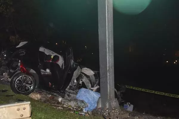 Son dakika haberi... İzmir'de kontrolden çıkıp kaza yapan otomobilin sürücüsü öldü
