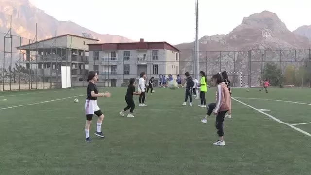 Son dakika gündem: Kadın futbolcuların başarısı kız çocuklarının ilham kaynağı oldu