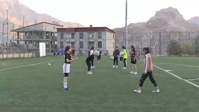 Son dakika gündem: Kadın futbolcuların başarısı kız çocuklarının ilham kaynağı oldu