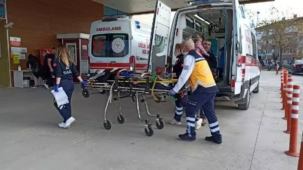 KAMYONET, OTOMOBİLE ÇARPTI; FASLI HAMİLE KADIN VE BEBEĞİ İLE 2 KİŞİ YARALI