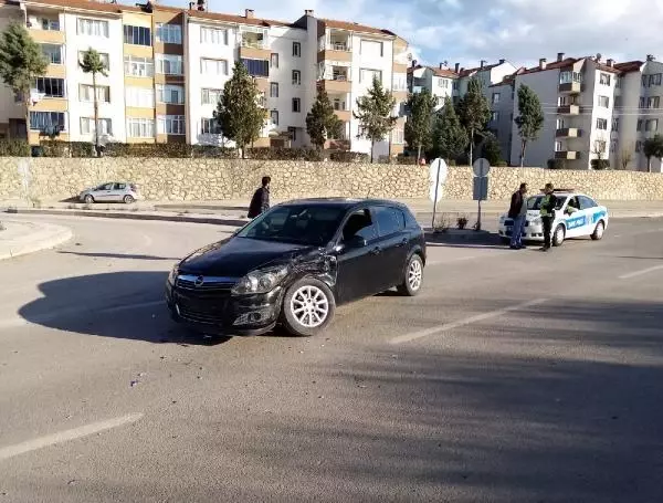 KAMYONET, OTOMOBİLE ÇARPTI; FASLI HAMİLE KADIN VE BEBEĞİ İLE 2 KİŞİ YARALI