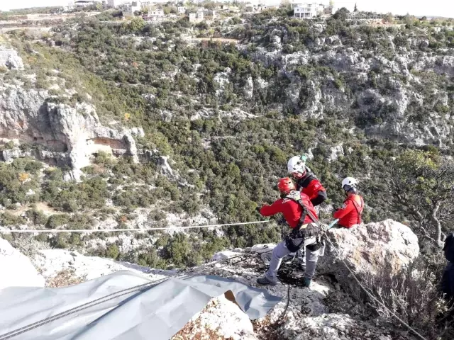 Son dakika haberi! Mersin'de 100 metre aşağıda keçi kurtarma operasyonu