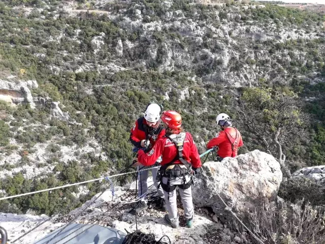 Son dakika haberi! Mersin'de 100 metre aşağıda keçi kurtarma operasyonu