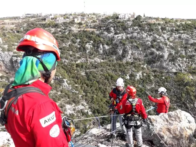 Son dakika haberi! Mersin'de 100 metre aşağıda keçi kurtarma operasyonu