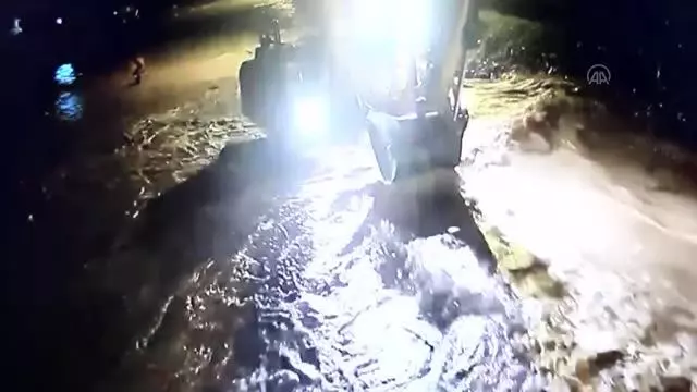 Sağanak su taşkınlarına neden oldu