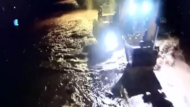 Sağanak su taşkınlarına neden oldu