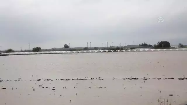 Sağanak su taşkınlarına neden oldu