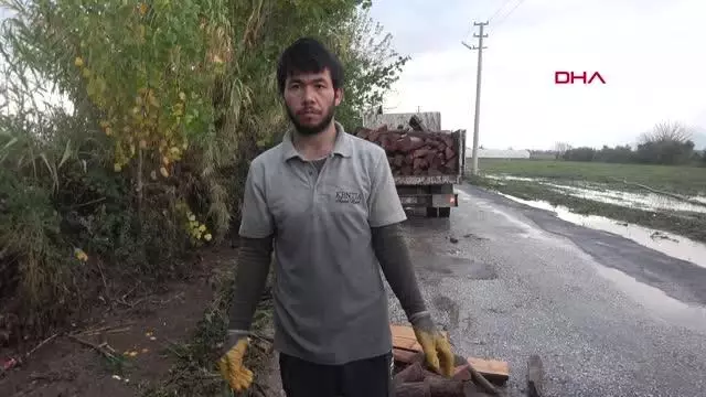 SAĞANAKTA DEPODA MAHSUR KALAN İŞÇİLER İŞ MAKİNESİYLE KURTARILDI