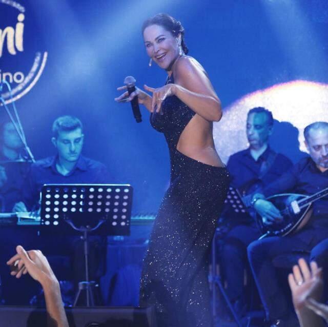 Sahnelere dönen Hülya Avşar kalçasına kadar inen sırt dekoltesiyle dikkat çekti
