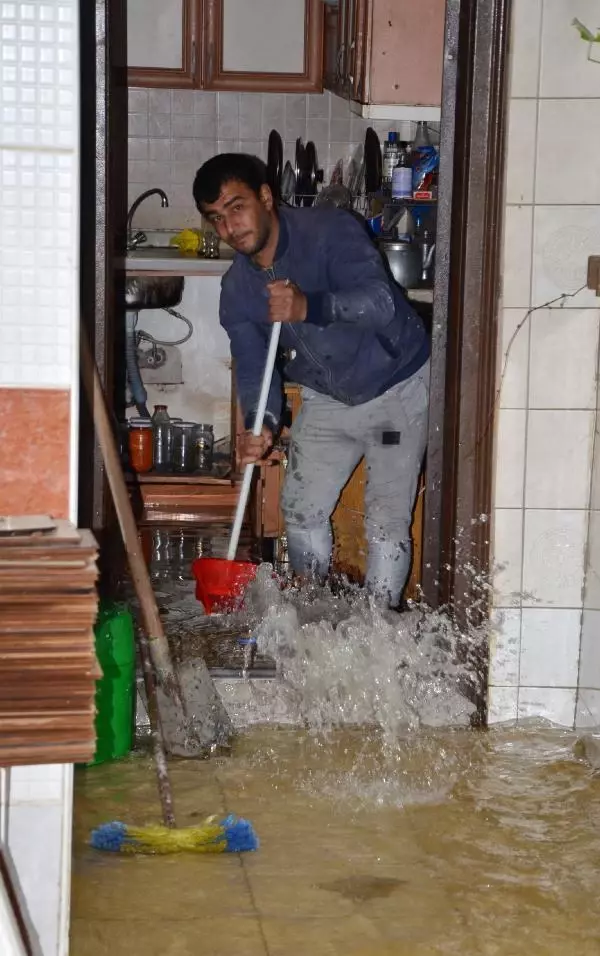 Sağanak su taşkınlarına neden oldu