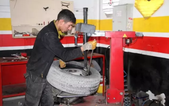 Zorunlu kış lastiği uygulaması öncesi oto lastikçilerde yoğunluk