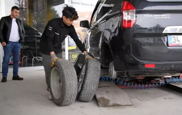 Zorunlu kış lastiği uygulaması öncesi oto lastikçilerde yoğunluk