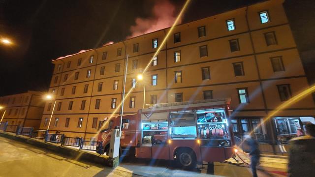 5 katlı öğrenci yurdunun çatısında tadilat sırasında yangın çıktı