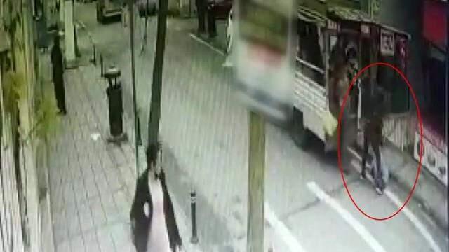 Babasını sokak ortasında öldüresiye dövüp kafasına sopayla vurdu Babasını sokak ortasında öldüresiye dövüp kafasına sopayla vurdu