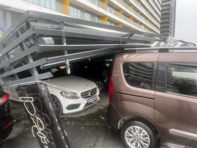 Bağcılar'da bir kafenin tentesi devrildi, 3 kişi yaralandı - Çatının devrilme anı