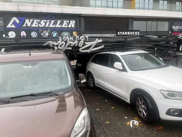 Bağcılar'da bir kafenin tentesi devrildi, 3 kişi yaralandı - Çatının devrilme anı