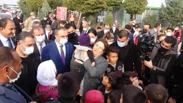 Bakan Yanık, Elbeyli Geçici Barınma Merkezi'ni ziyaret etti (2)