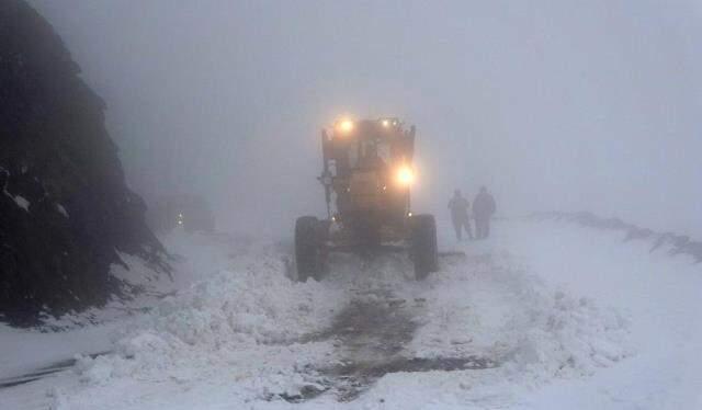 Bir ilimiz kara teslim! Görüş mesafesi 10 metreye düştü, ekipler gece gündüz çalışıyor Bir ilimiz kara teslim! Görüş mesafesi 10 metreye düştü, ekipler gece gündüz çalışıyor