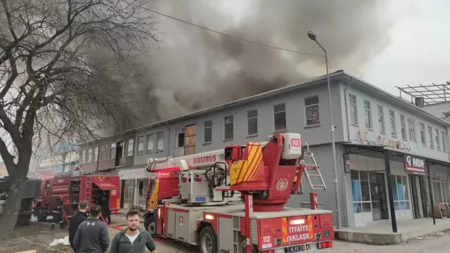 Bursa'da mobilya imalathanesinde çıkan yangın kontrol altına alındı