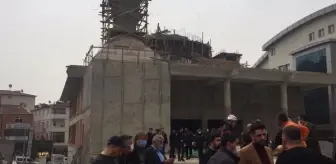 Kocaeli'de cami inşaatında iskele çöktü: 8 işçi yaralı