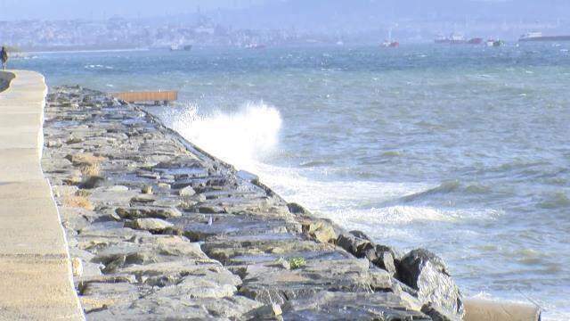 Çatılar uçtu, deniz taştı, çamur yağdı! Fırtına İstanbul dahil pek çok ili perişan etti, uyarılar devam ediyor Çatılar uçtu, deniz taştı, çamur yağdı! Fırtına İstanbul dahil pek çok ili perişan etti, uyarılar devam ediyor