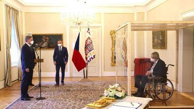Çek Cumhurbaşkanı Zeman, korona nedeniyle girdiği şeffaf küp içinden başbakan atadı