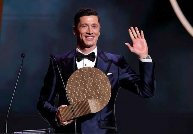 Dünya futbolunun en iyisi belli oldu! İşte Altın Top'u kazanan yıldız futbolcu Dünya futbolunun en iyisi belli oldu! İşte Altın Top'u kazanan yıldız futbolcu