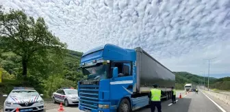 Para Cezası: Düzce'de jandarma trafik ekiplerinden ağır tonajlı araçlara kış tedbirleri denetimi Para Cezası: Düzce'de jandarma trafik ekiplerinden ağır tonajlı araçlara kış tedbirleri denetimi