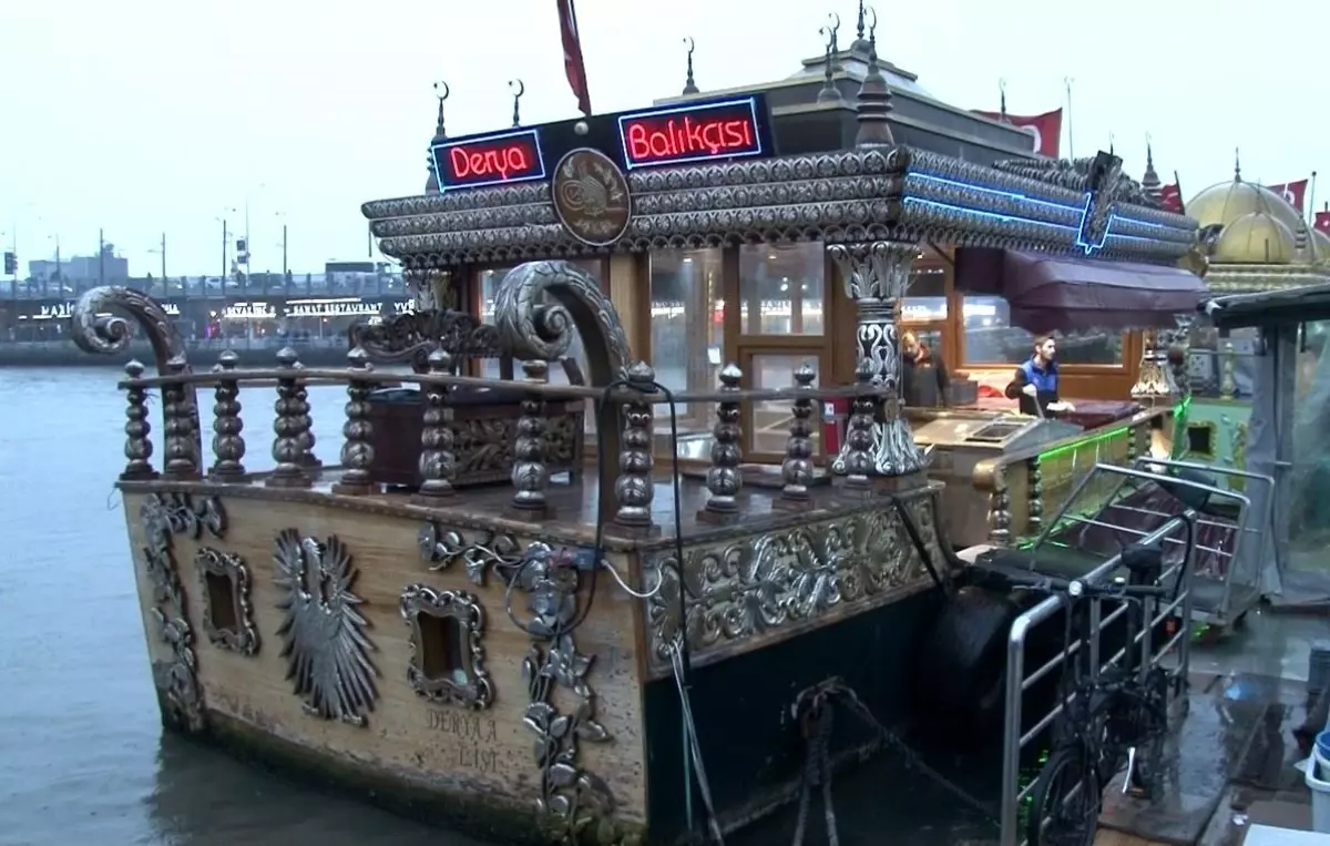 Eminönü'nde balık ekmek tekneleri fırtınadan etkilendi