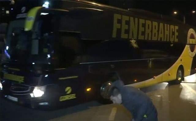Fenerbahçe, İzmir'de saldırıya uğradı! Takım otobüsünün camlarını indirdiler Fenerbahçe, İzmir'de saldırıya uğradı! Takım otobüsünün camlarını indirdiler
