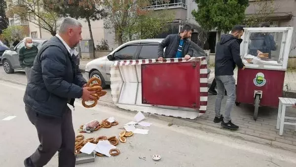 FIRTINADA DEVRİLEN SİMİT ARABASININ ALTINDA KALAN SİMİTÇİ AĞIR YARALANDI