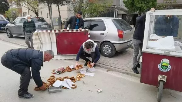 FIRTINADA DEVRİLEN SİMİT ARABASININ ALTINDA KALAN SİMİTÇİ AĞIR YARALANDI