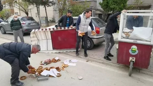 FIRTINADA DEVRİLEN SİMİT ARABASININ ALTINDA KALAN SİMİTÇİ AĞIR YARALANDI