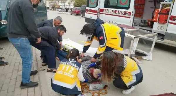 FIRTINADA DEVRİLEN SİMİT ARABASININ ALTINDA KALAN SİMİTÇİ AĞIR YARALANDI