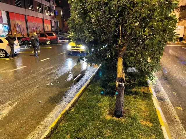 Gelibolu'da apartmanın çatısı uçtu