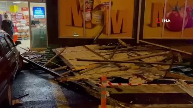 Gelibolu'da apartmanın çatısı uçtu
