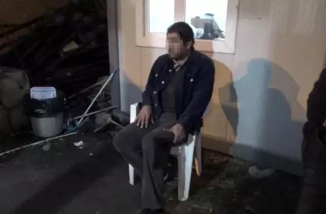Gurbette kendisini bıçaklayan arkadaşının yerini gizlemeye çalıştı