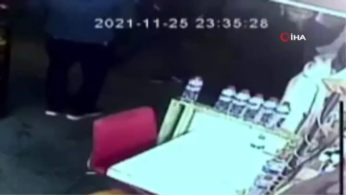 Hırsızlık girişimini tekmeyle engelleyen esnaf kamerada