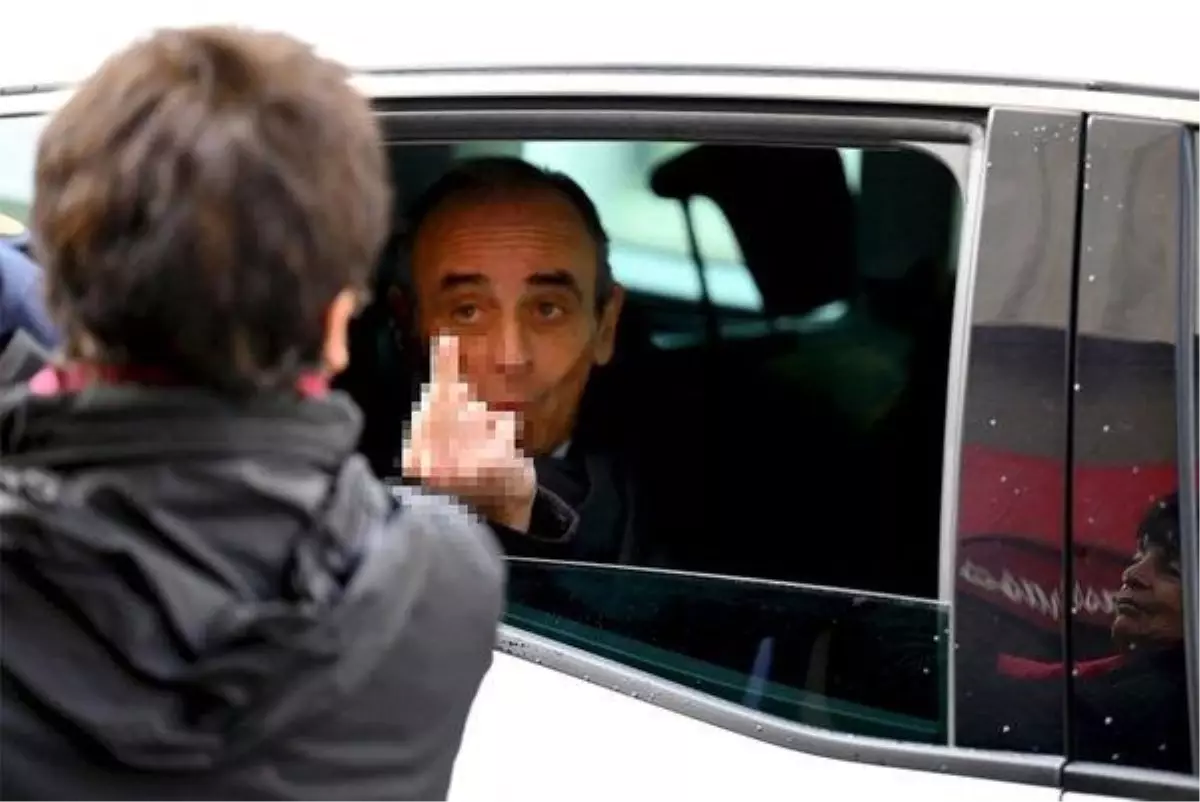 Irkçı cumhurbaşkanı adayından kendisini protesto eden kadına skandal hareket